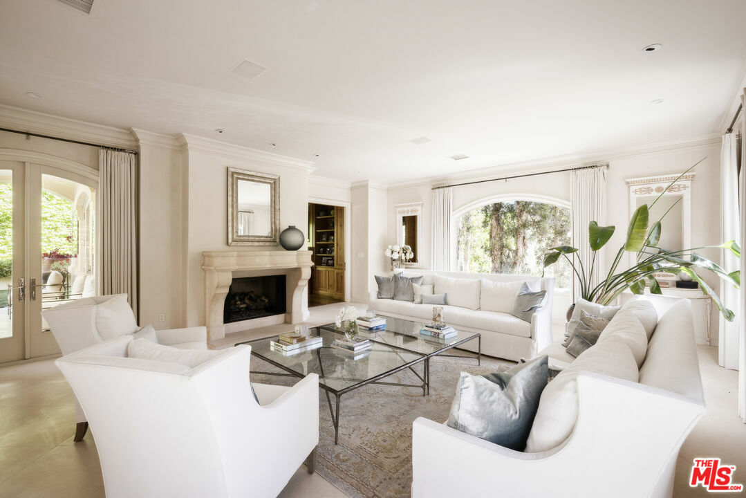 Property Photo: 1160 Chantilly Rd CA 90077