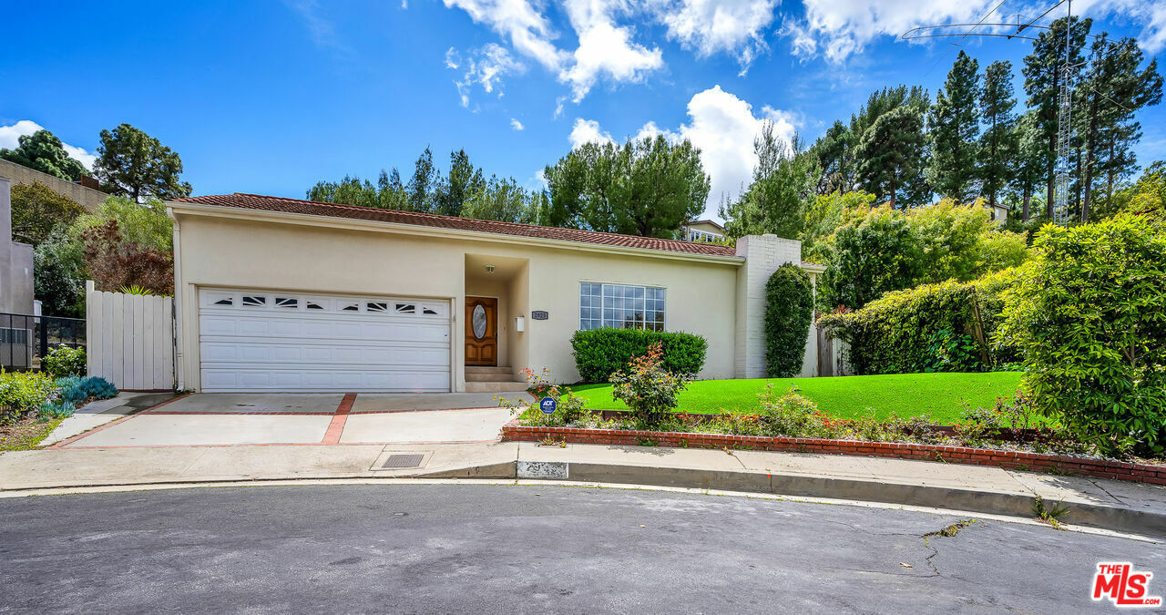 2925 Dona Susana Dr  Studio City CA 91604 photo