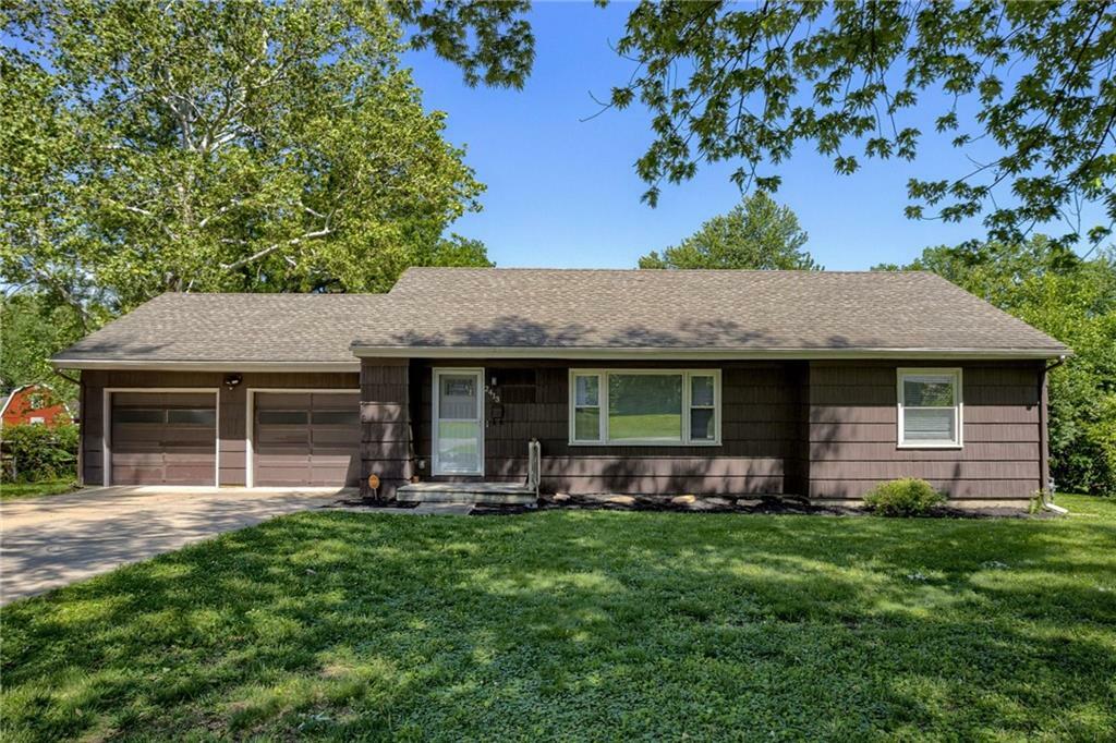Property Photo: 2413 Queen Ridge Drive MO 64055