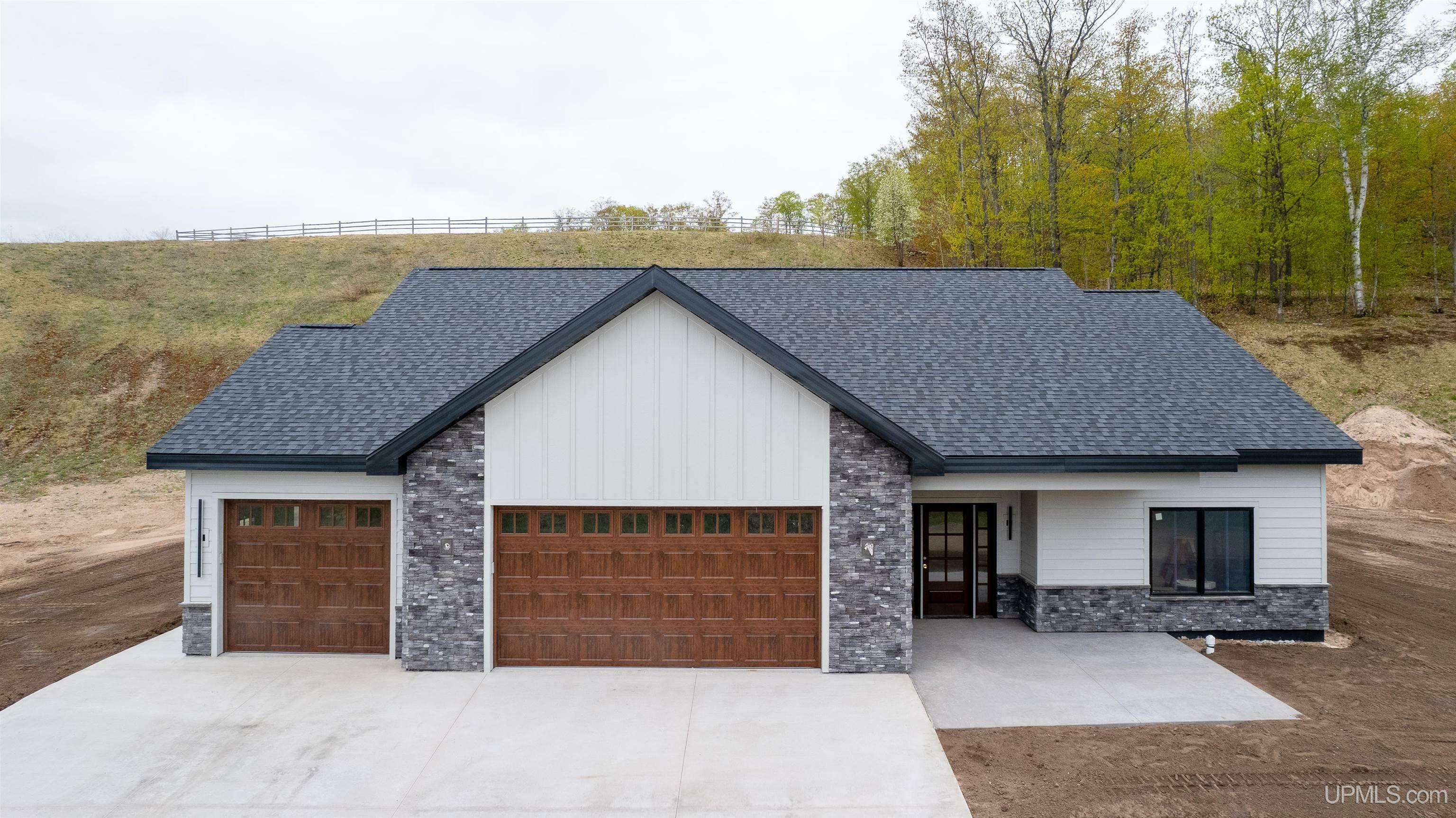1026 Red Oak Lane  Houghton MI 49931 photo