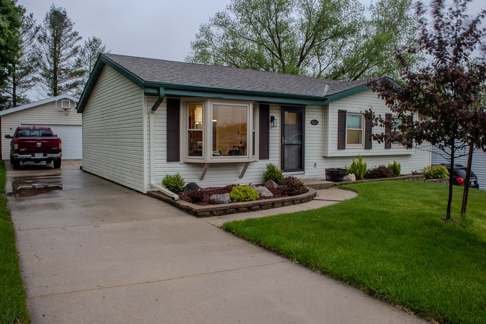 Property Photo: 829 Kings Ridge Ct WI 53090