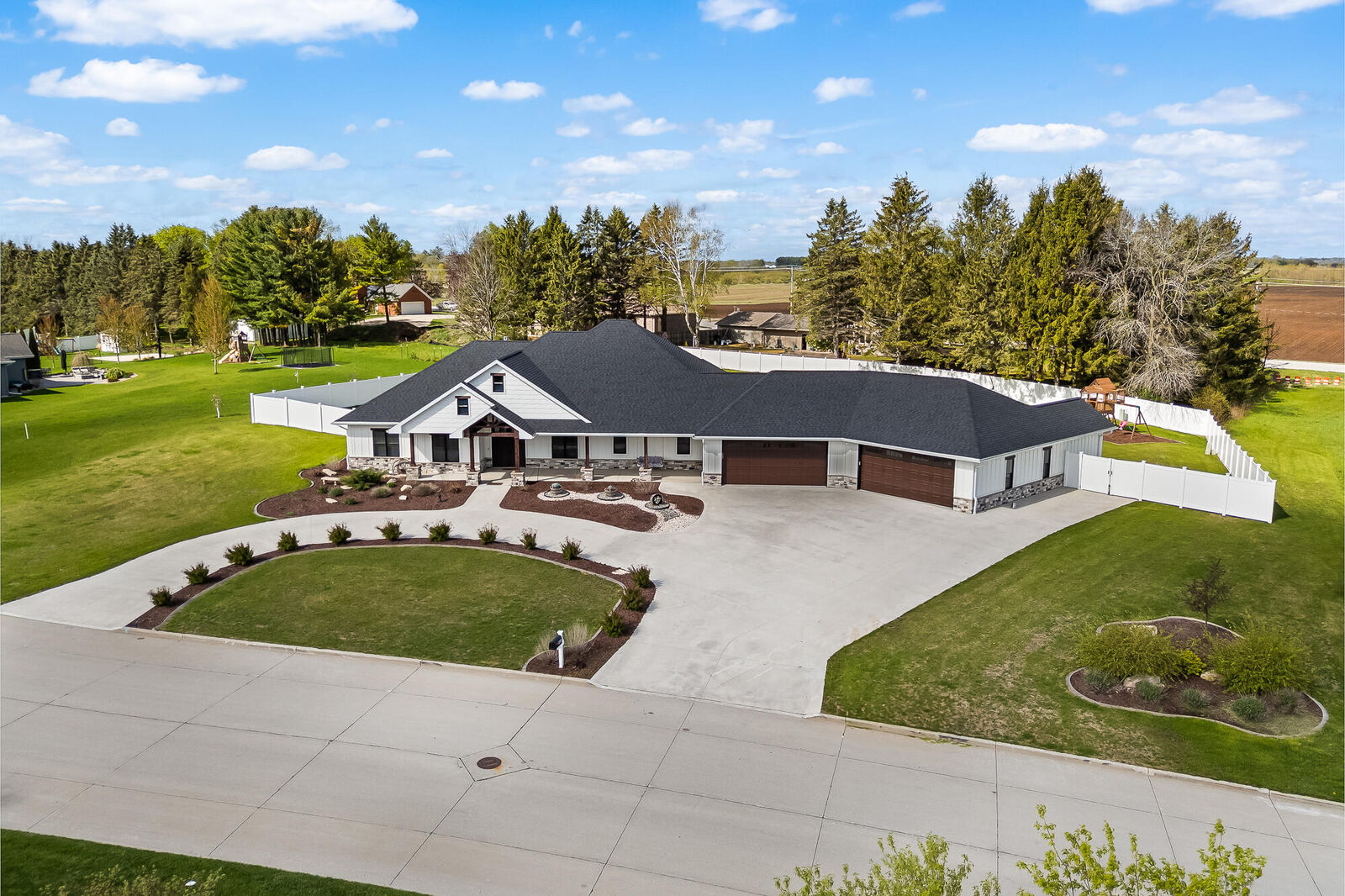 Property Photo:  2400 Stoney Brook Dr  WI 54220