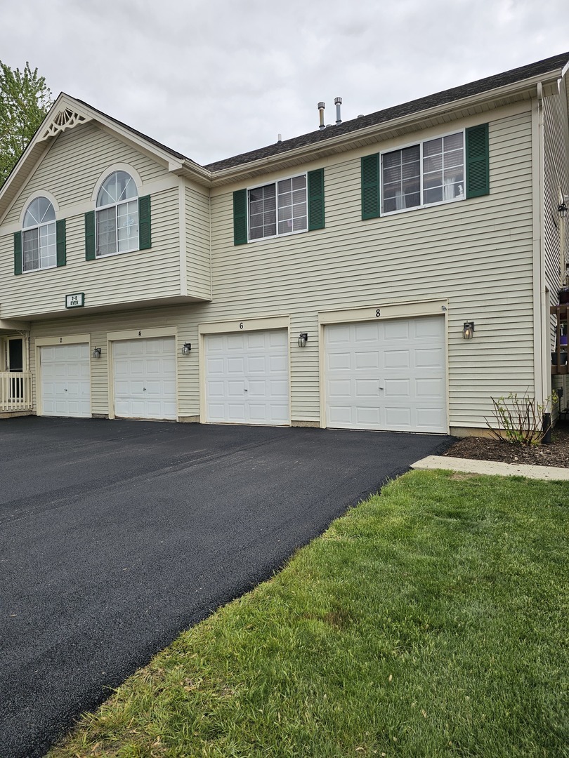Property Photo:  6 W Acorn Lane  IL 60156 