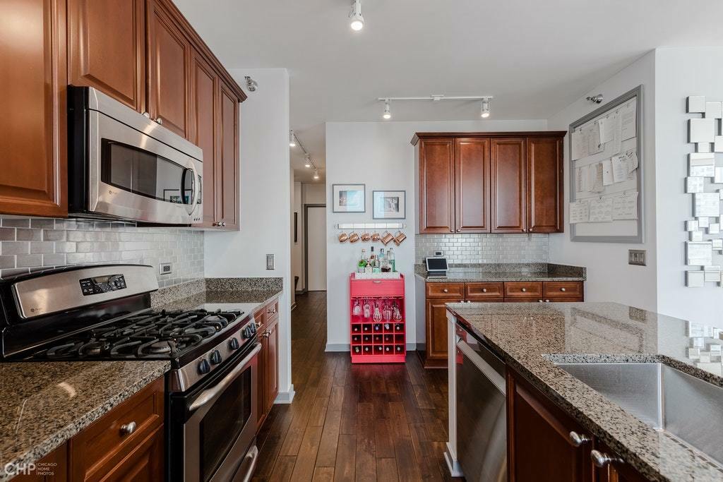 Property Photo: 330 W Grand Avenue 2002 IL 60654