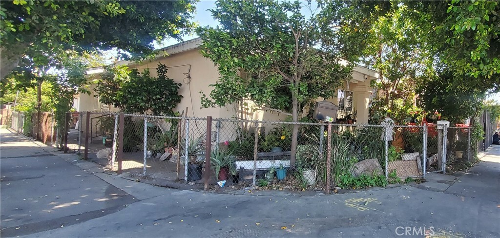 Property Photo: 6300 Holmes Avenue CA 90001