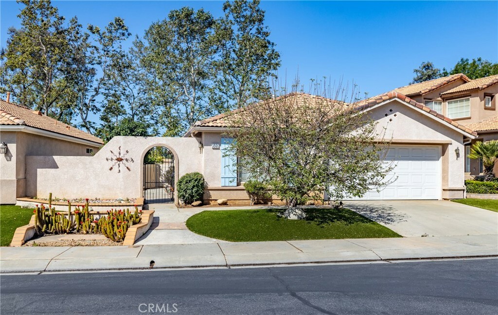 Property Photo: 689 Twin Hills Drive CA 92220