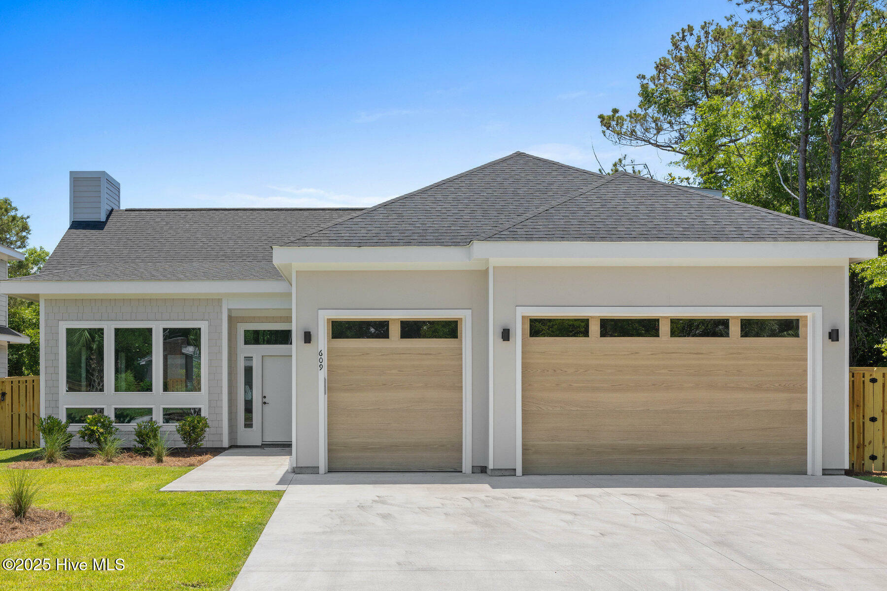 Property Photo: 609 Augusta Avenue NC 28428