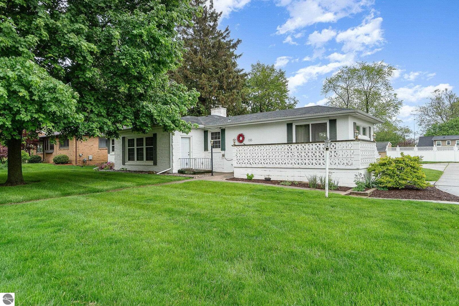 Property Photo:  1027 W Superior Street  MI 48801 