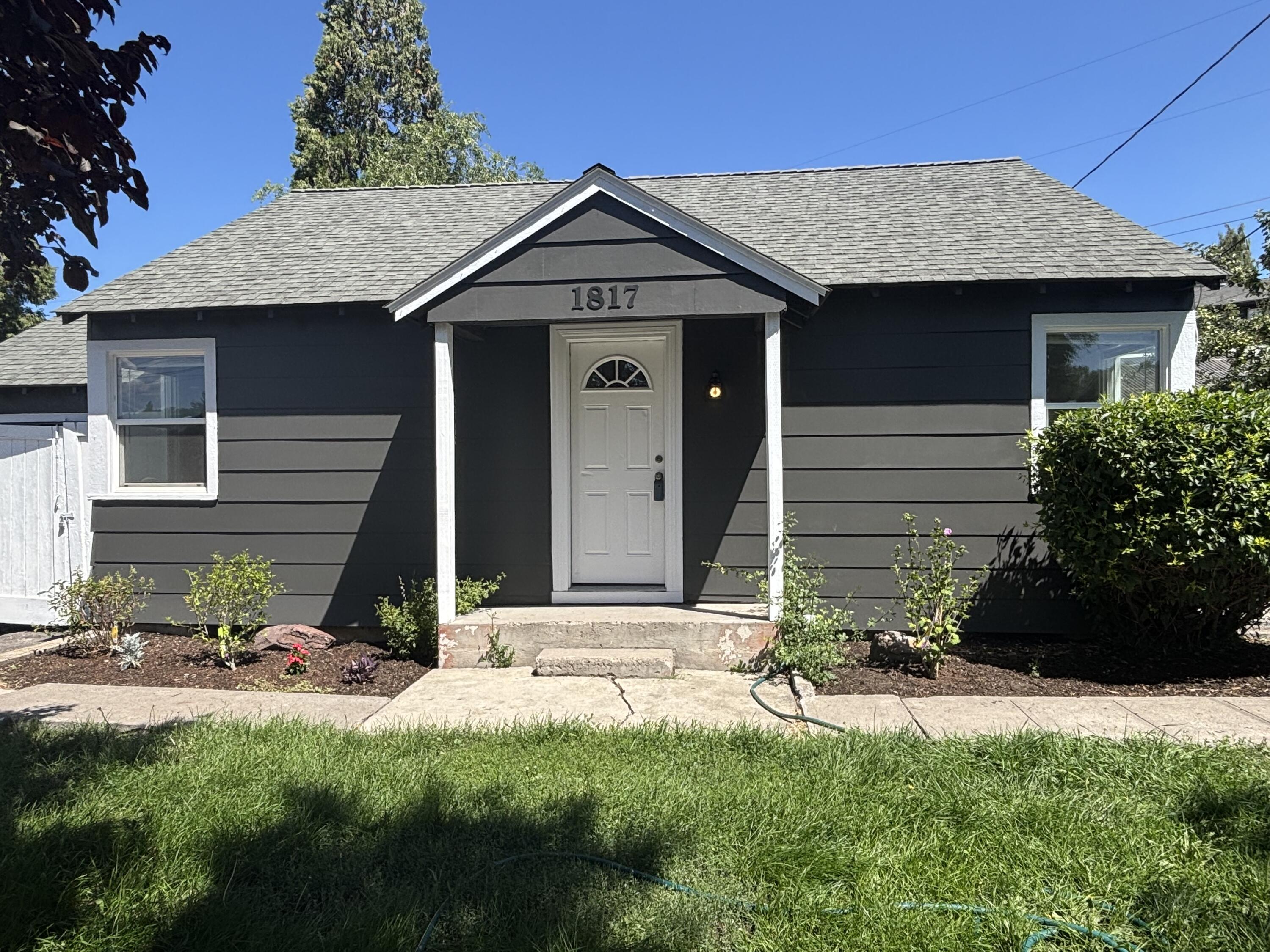 Property Photo:  1817 Birch Street  OR 97601 