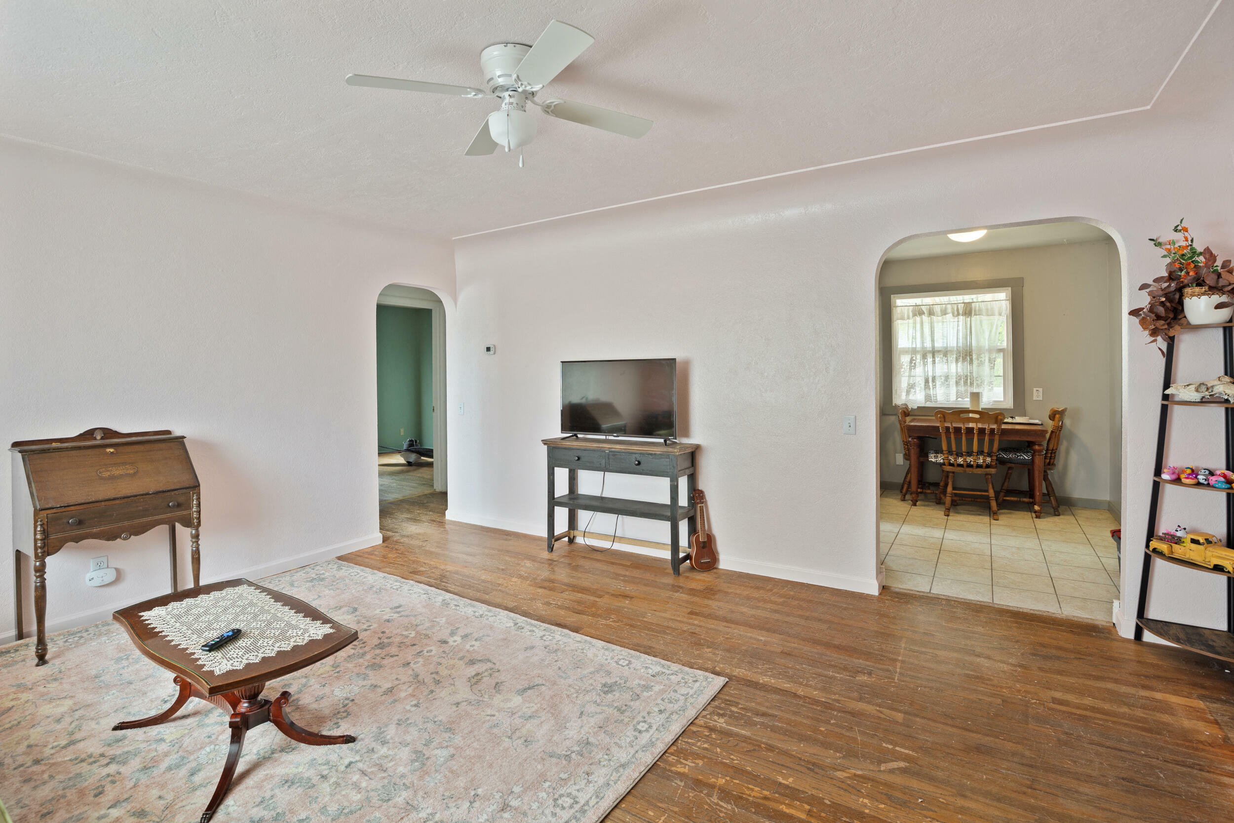 Property Photo: 360 W Stewart Avenue OR 97501