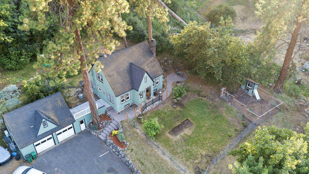 Property Photo: 1027 Lakeshore Drive OR 97601