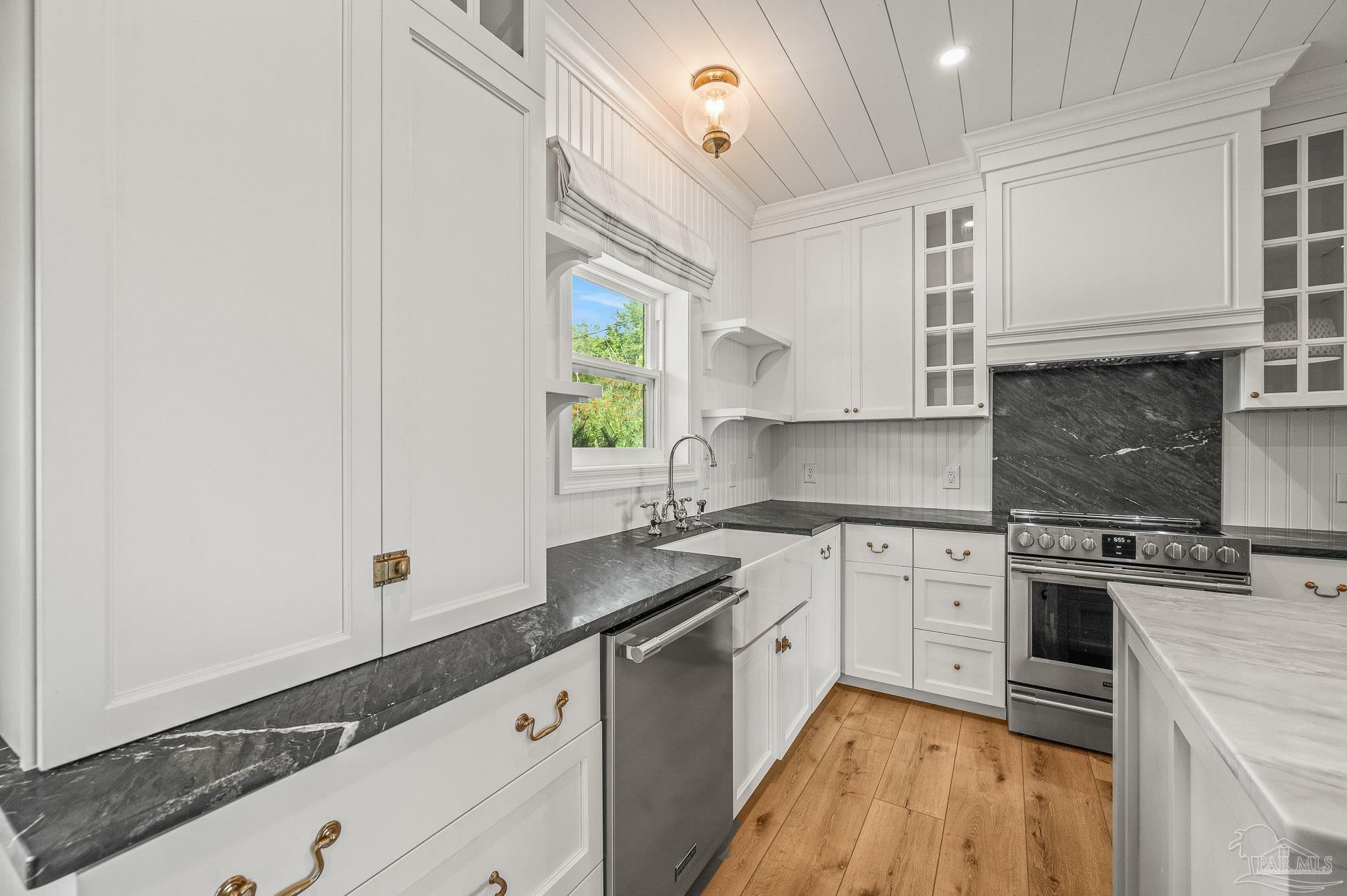 Property Photo: 7693 Petersen Pt Rd FL 32583