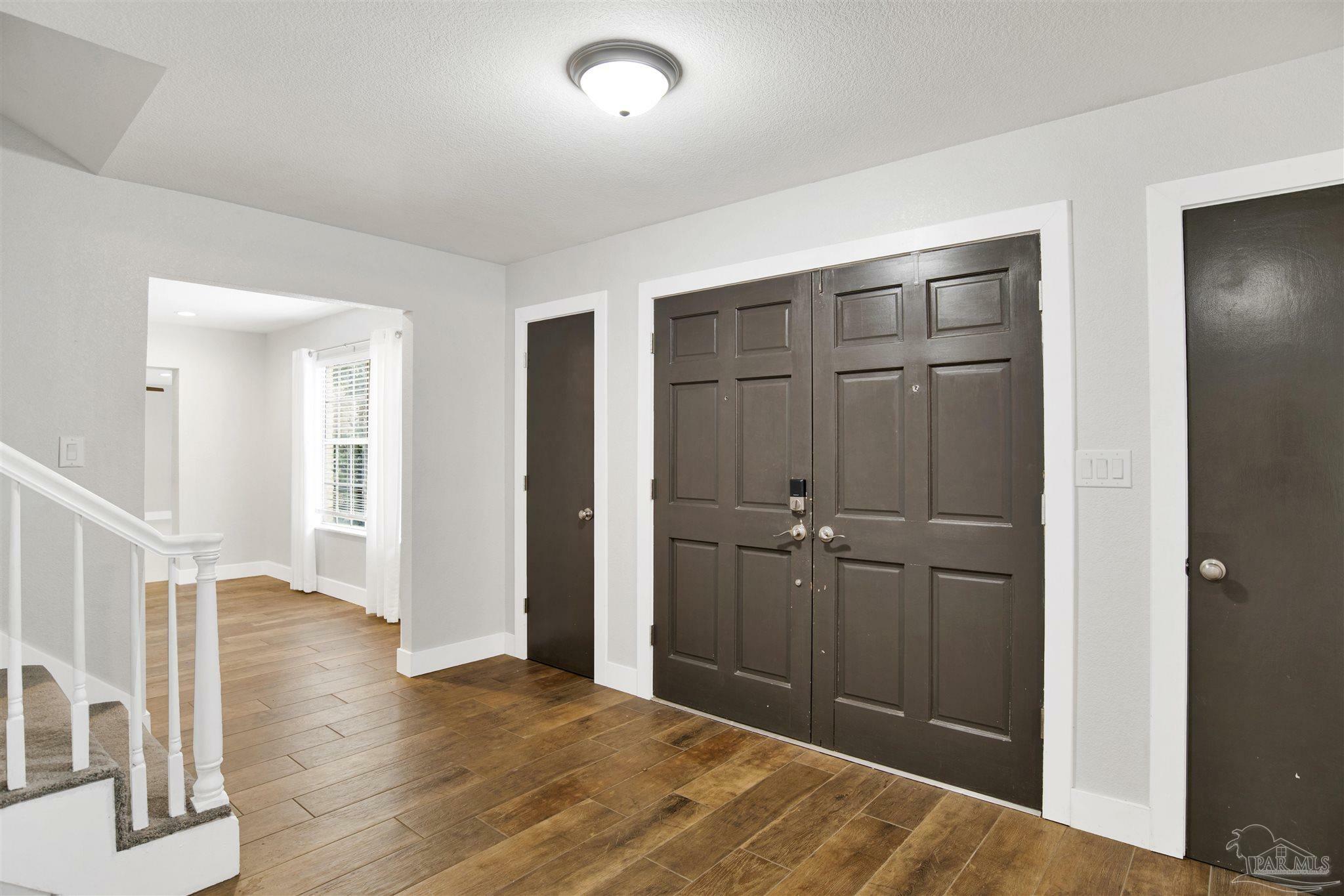 Property Photo: 9852 Hillview Dr FL 32514