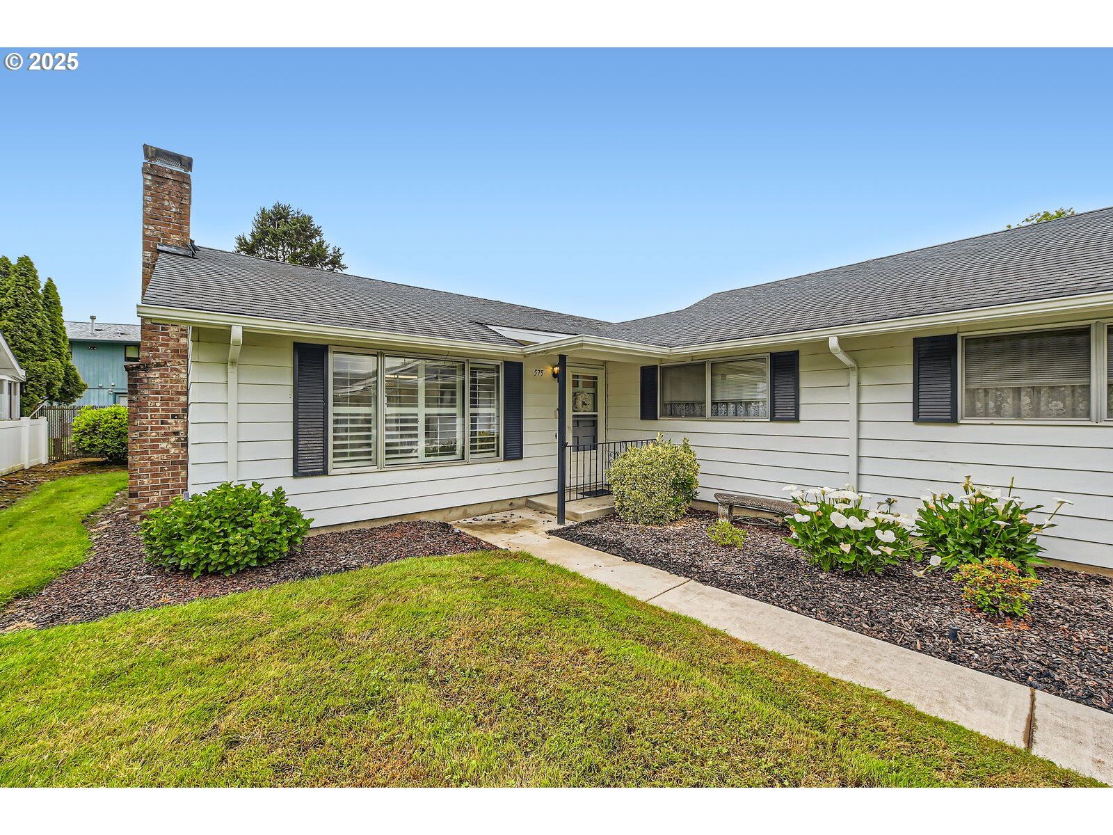 Property Photo:  575 NE Fleming Ave B-43  OR 97030 