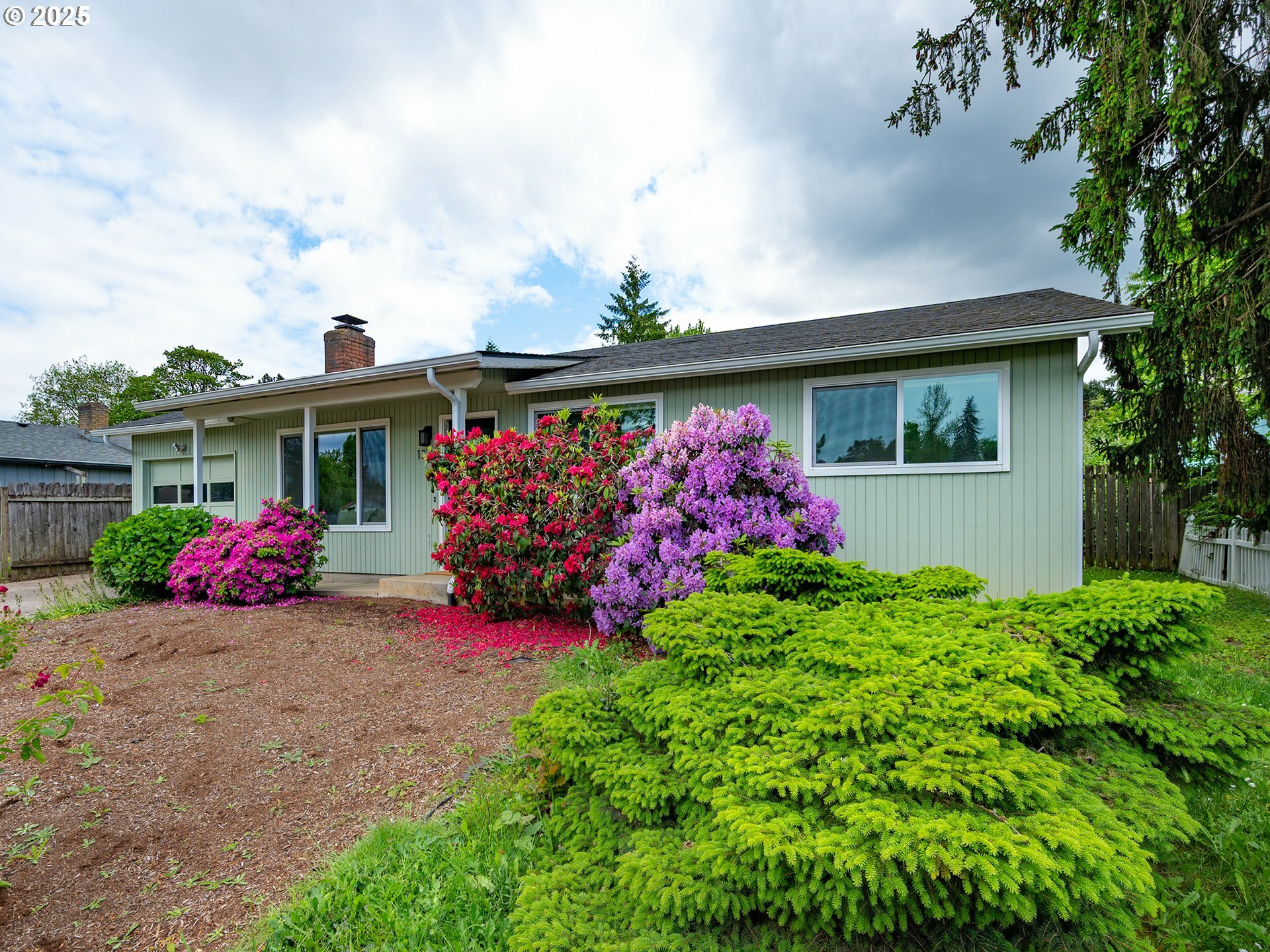 Property Photo: 1376 Buck St OR 97402