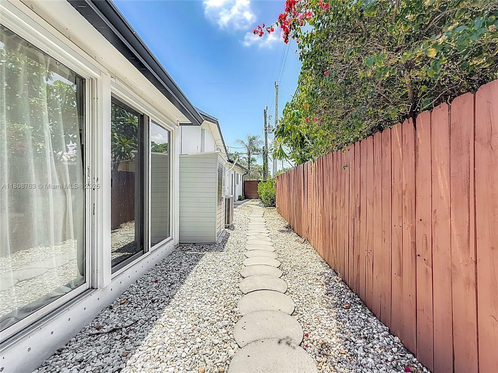 Property Photo: 1715 NE 38th St FL 33334