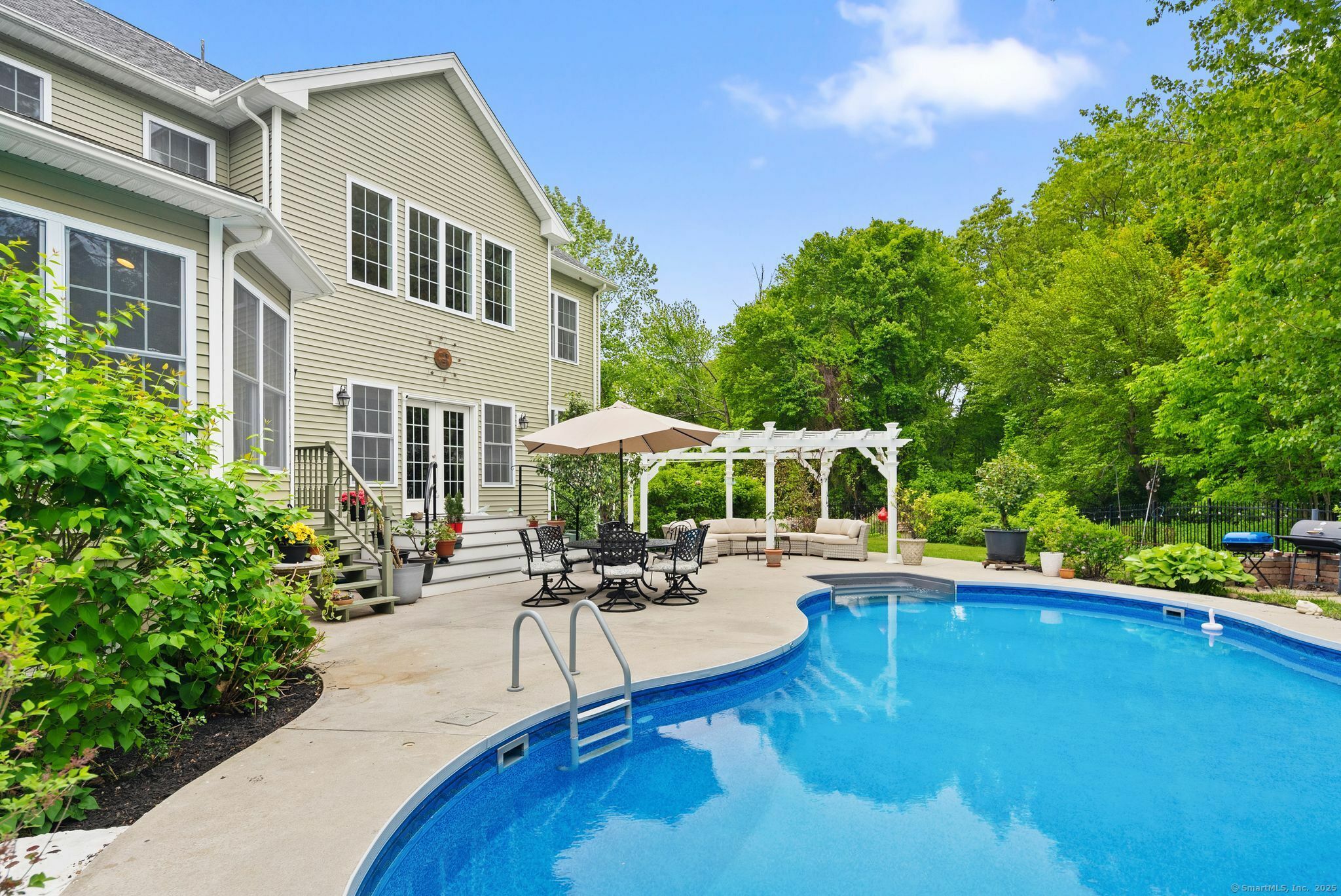 Property Photo: 100 Pembroke Terrace CT 06033