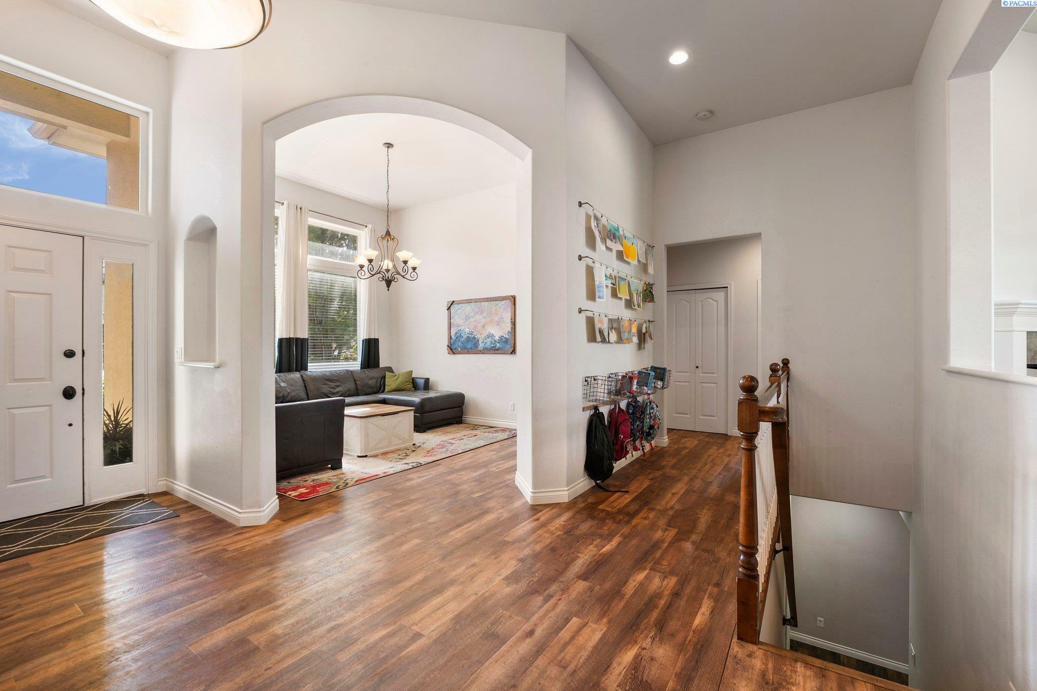Property Photo: 1352 Chardonnay Dr WA 99352