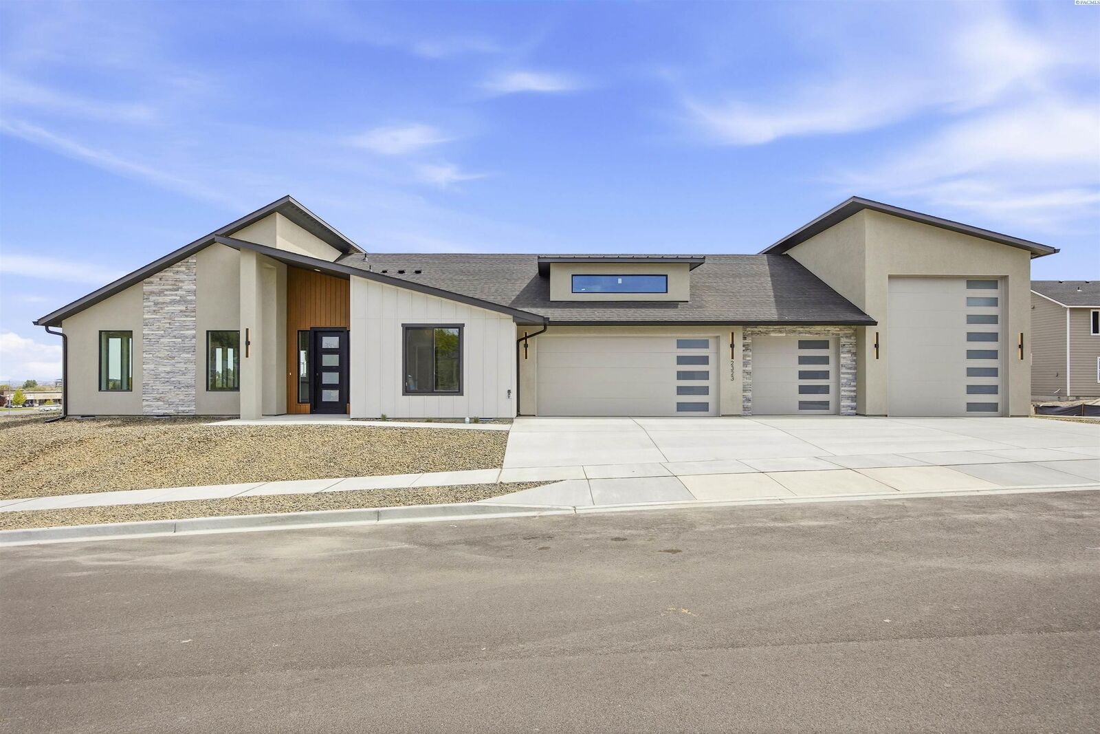 Property Photo:  2323 Lariat Lane  WA 99352 