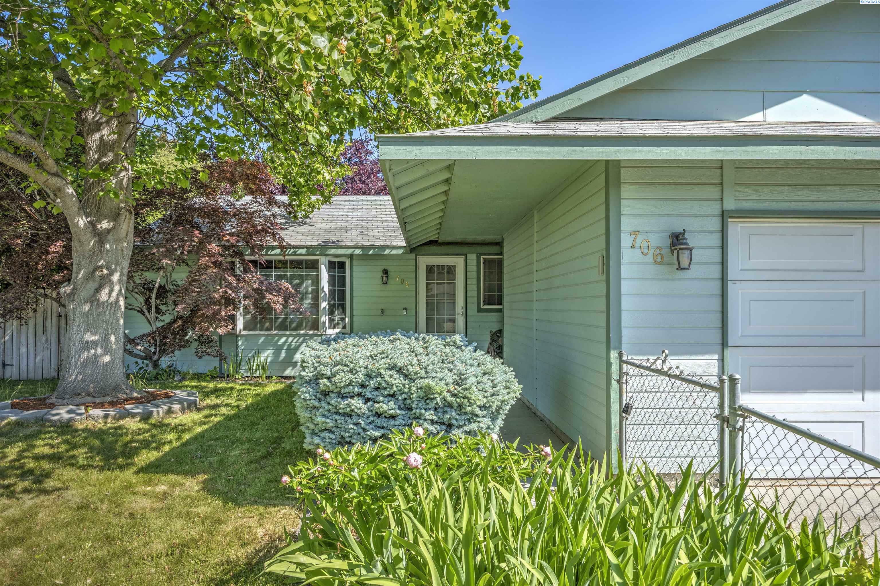 Property Photo: 706 W 42nd Ave WA 99337