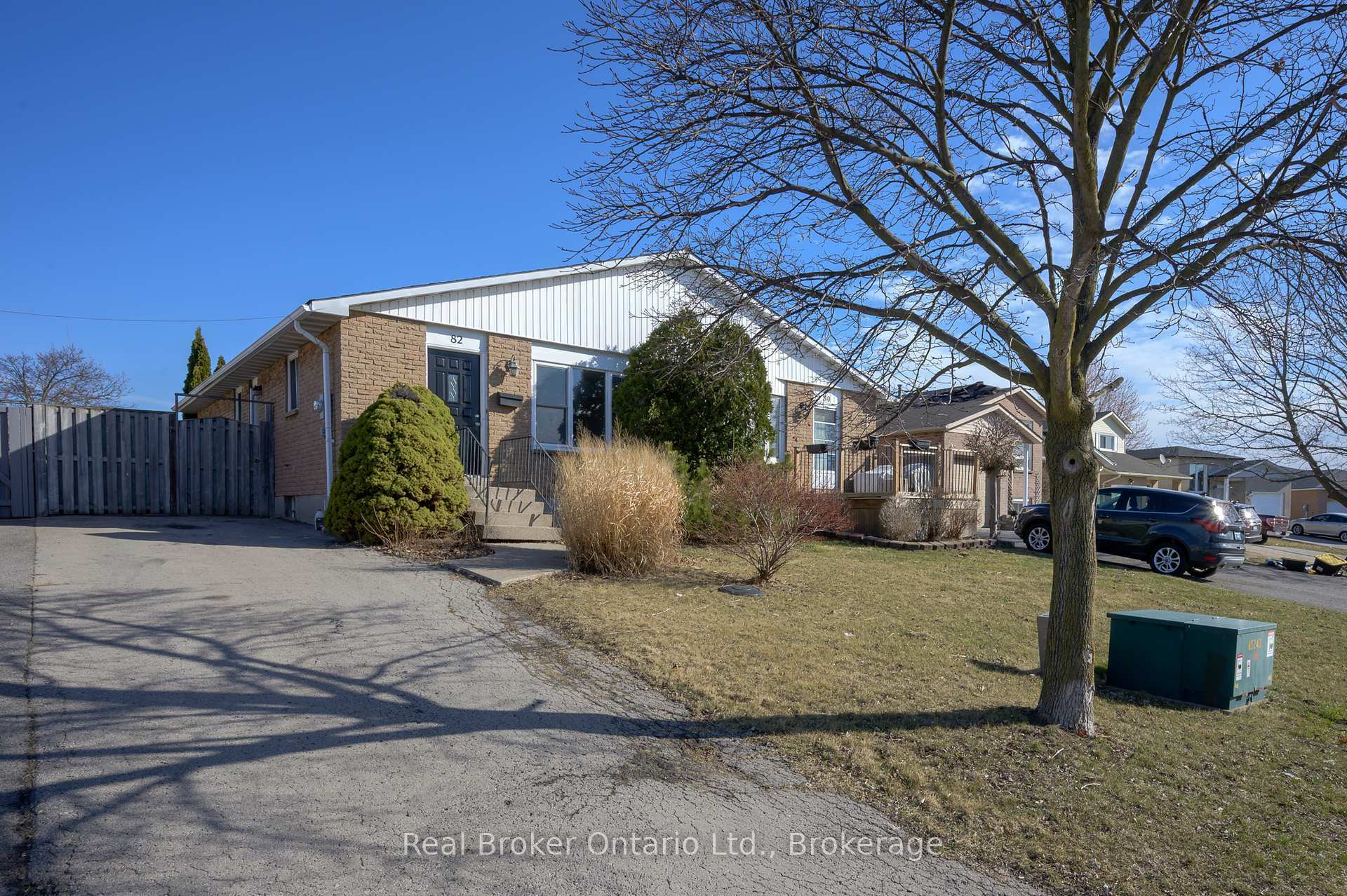 Property Photo: 82 Lampman Crescent ON L2V 4K7