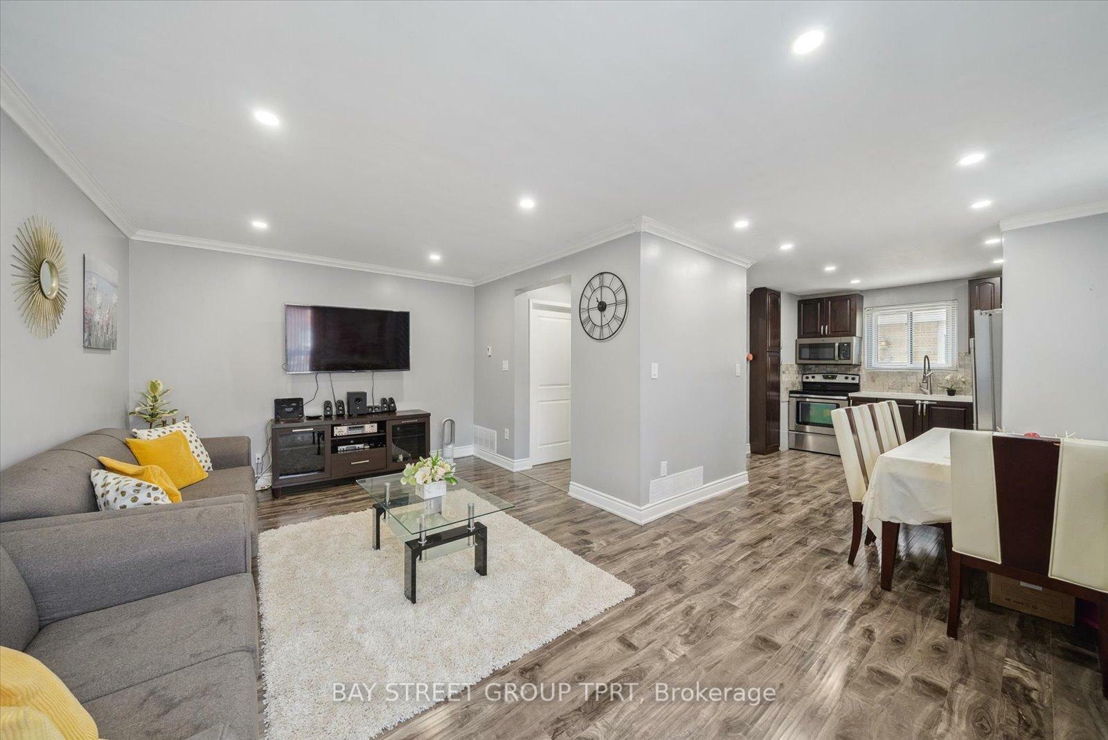 Photo de la propriété:  16 Bur Oak Way  ON M3L 2G4 