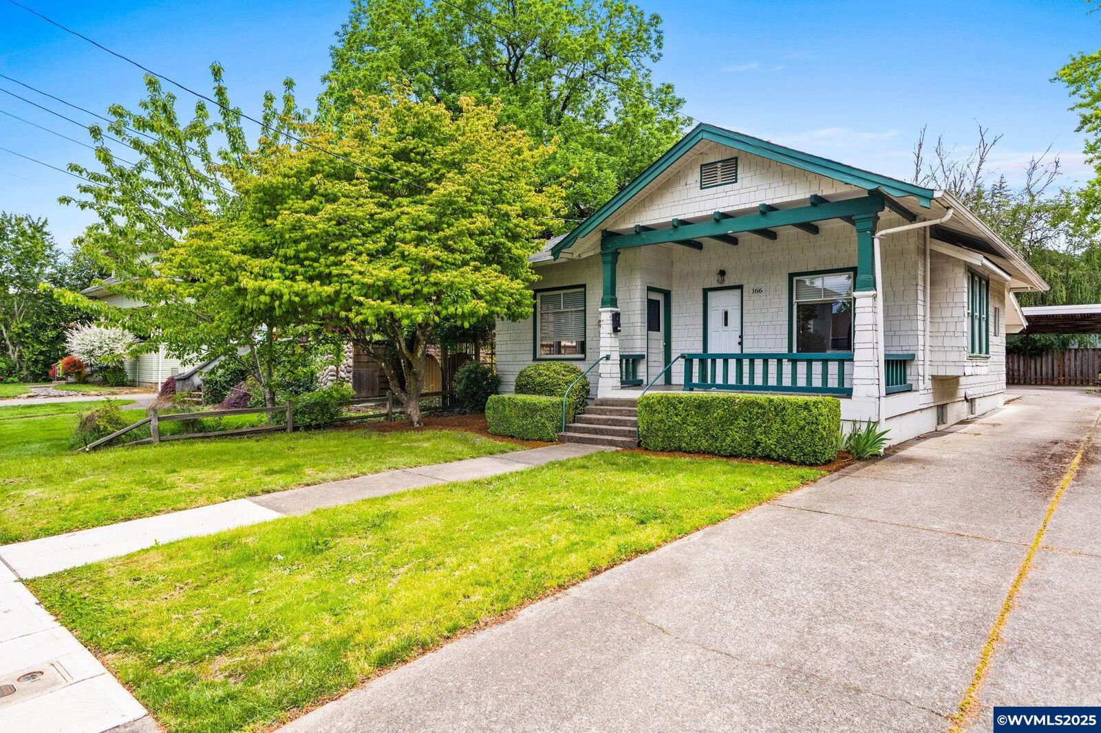 Property Photo:  166 21st St NE  OR 97301 