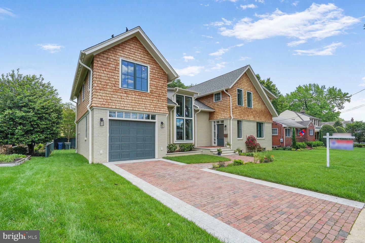 Property Photo: 605 Hilltop Terrace VA 22301