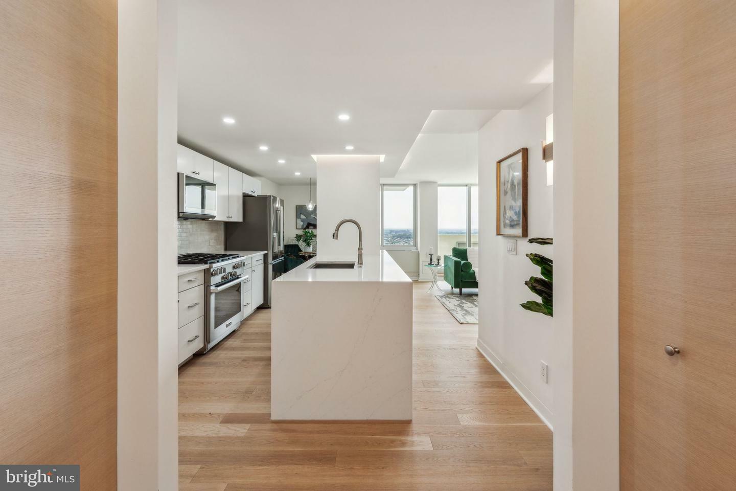 Property Photo: 604 S Washington Square 36 2917 PA 19106