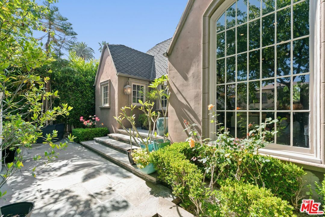 Property Photo:  9053 Elevado St  CA 90069 