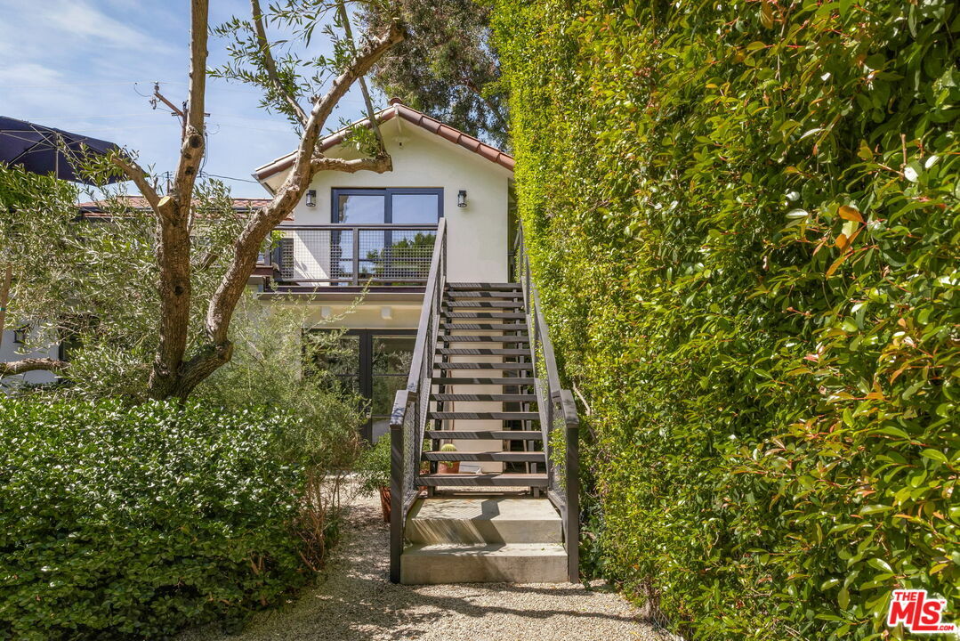Property Photo:  8917 Dorrington Ave  CA 90048 
