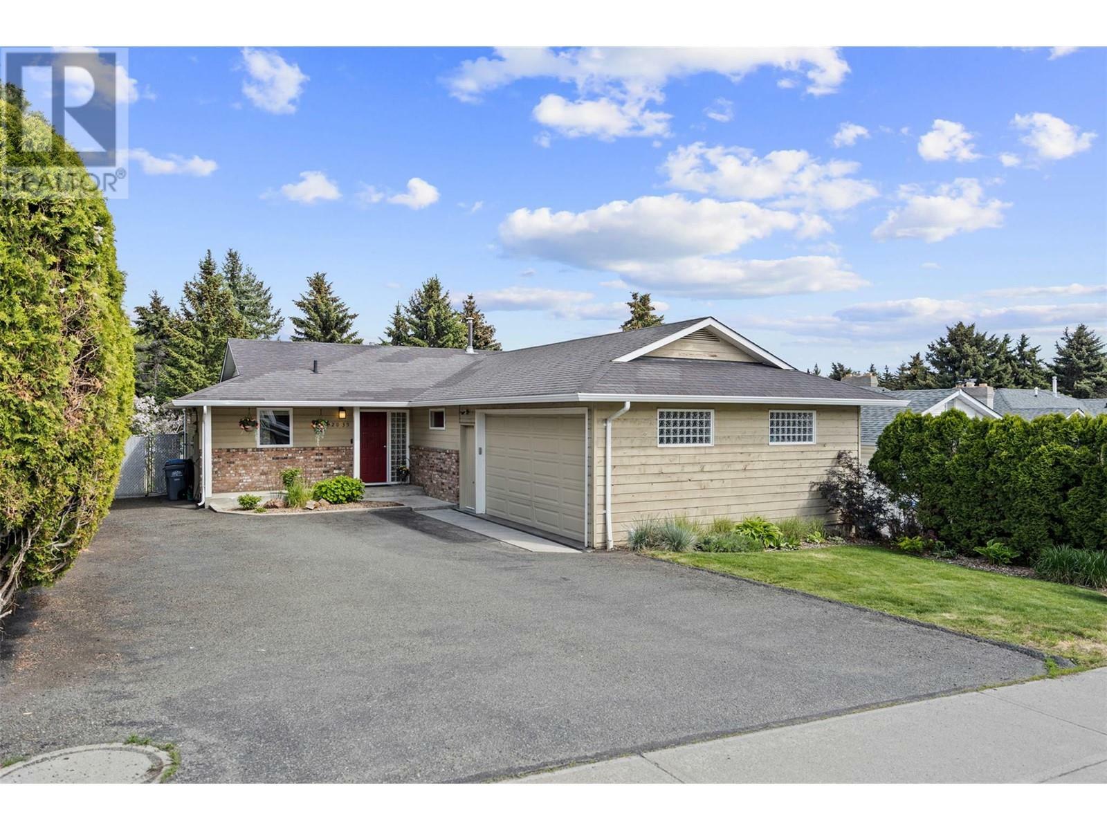 Photo de la propriété:  2035 Monteith Drive  BC V2E 2G5 