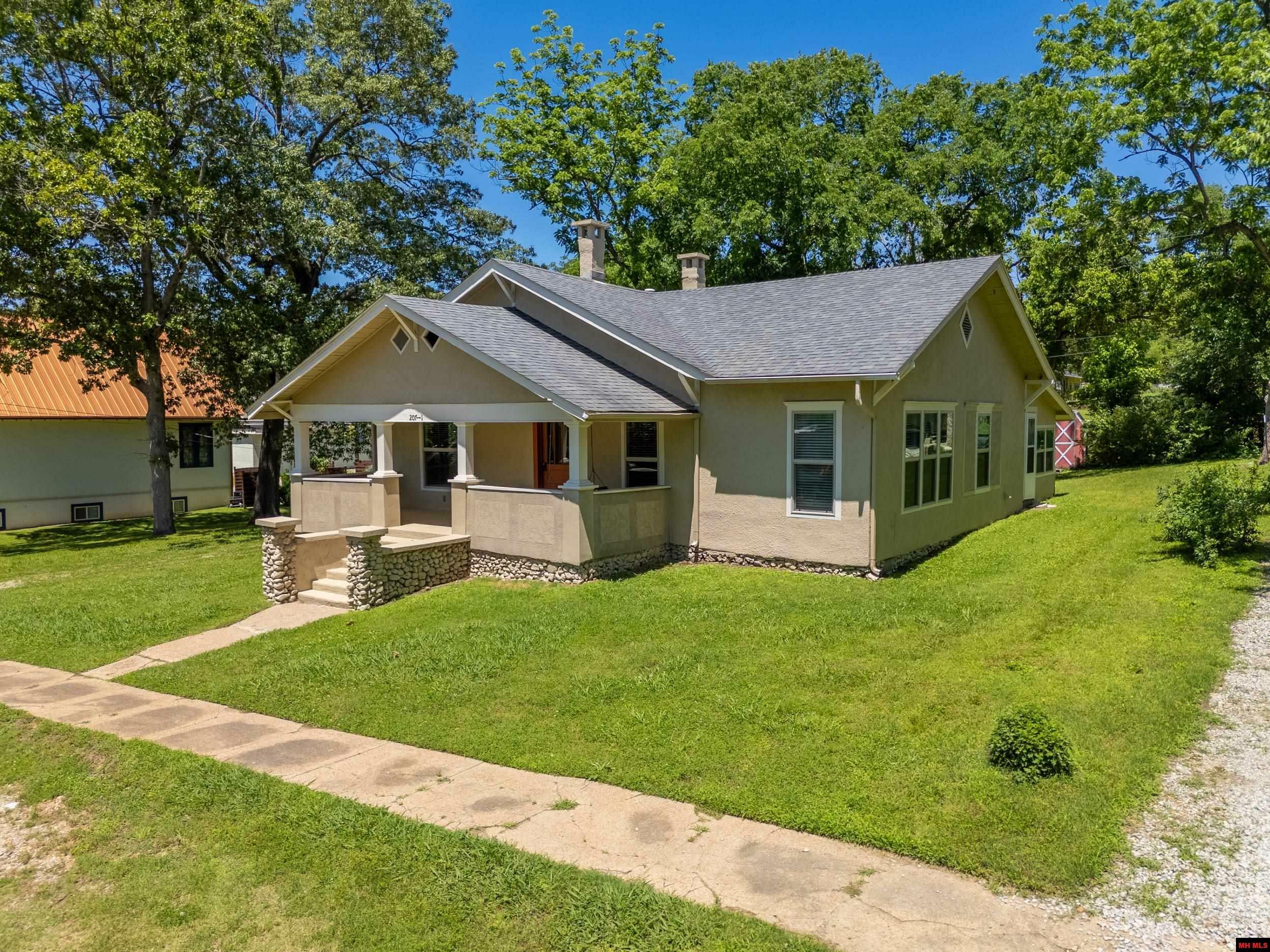 Property Photo: 207 Combs Avenue AR 72626