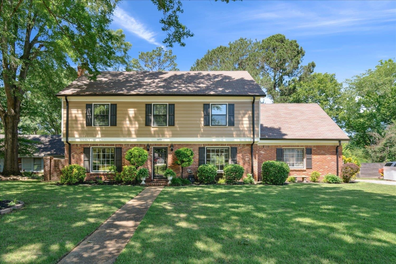 Property Photo: 1075 Fredericksburg Cv TN 38017