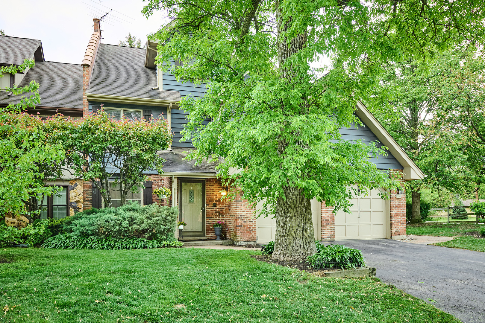 Property Photo: 202 Country Lane 202 IL 60016