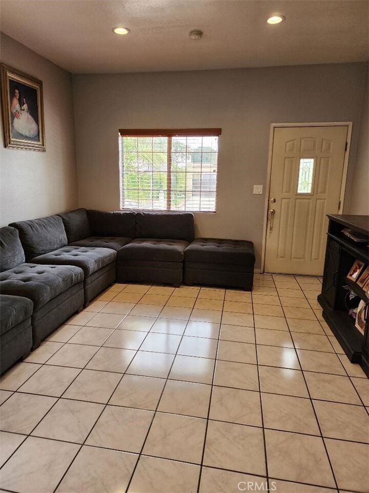 Property Photo:  1009 Walnut Street  CA 90301 