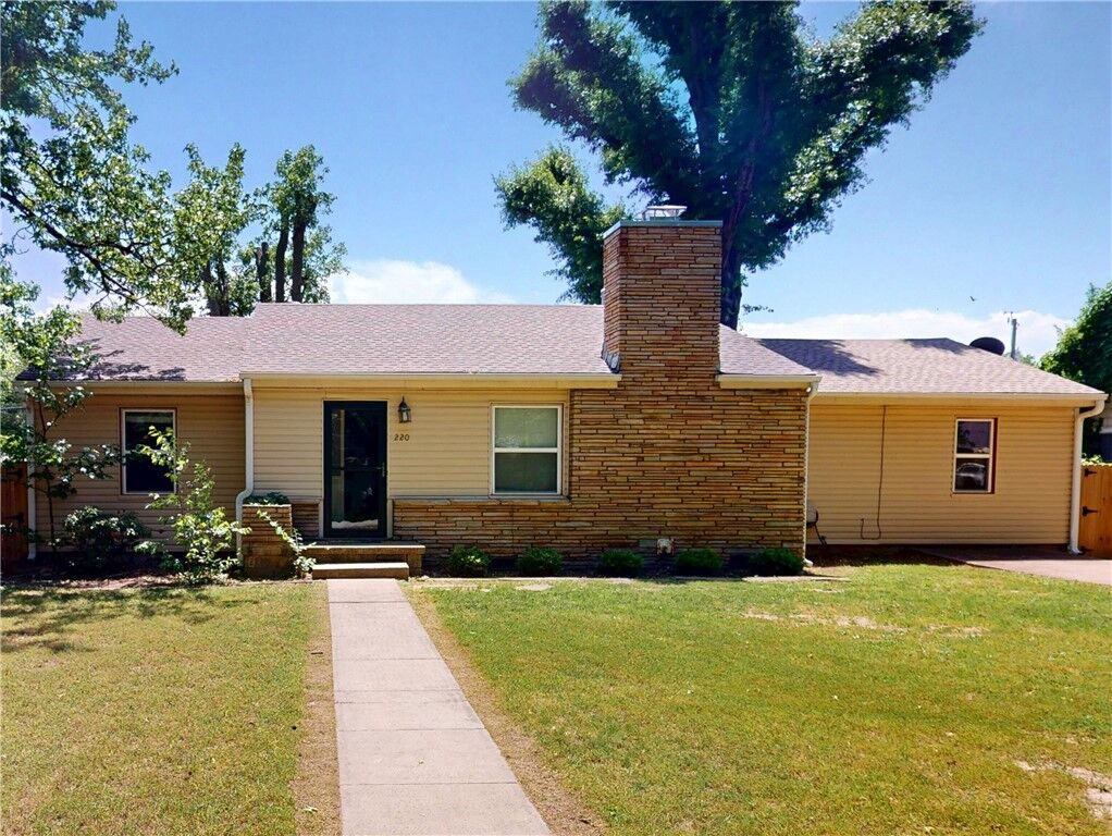 Property Photo:  220 W Highland Street  AR 72761 