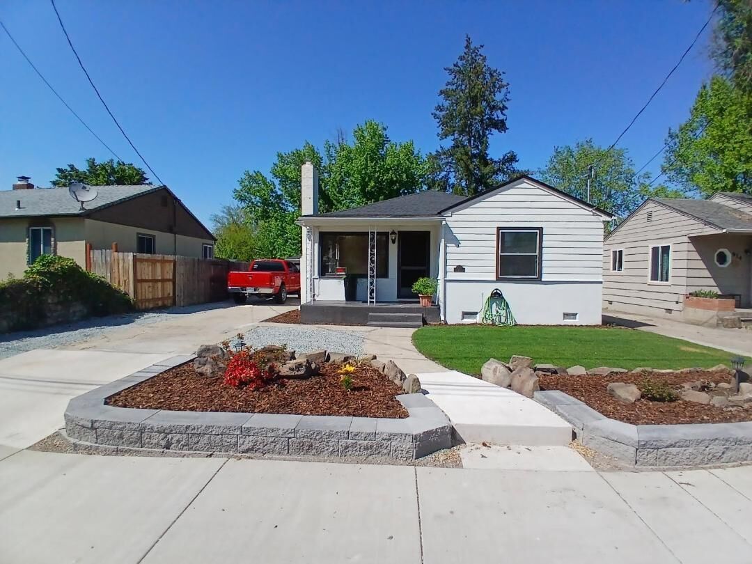 Property Photo:  918 W Stewart Avenue  OR 97501 