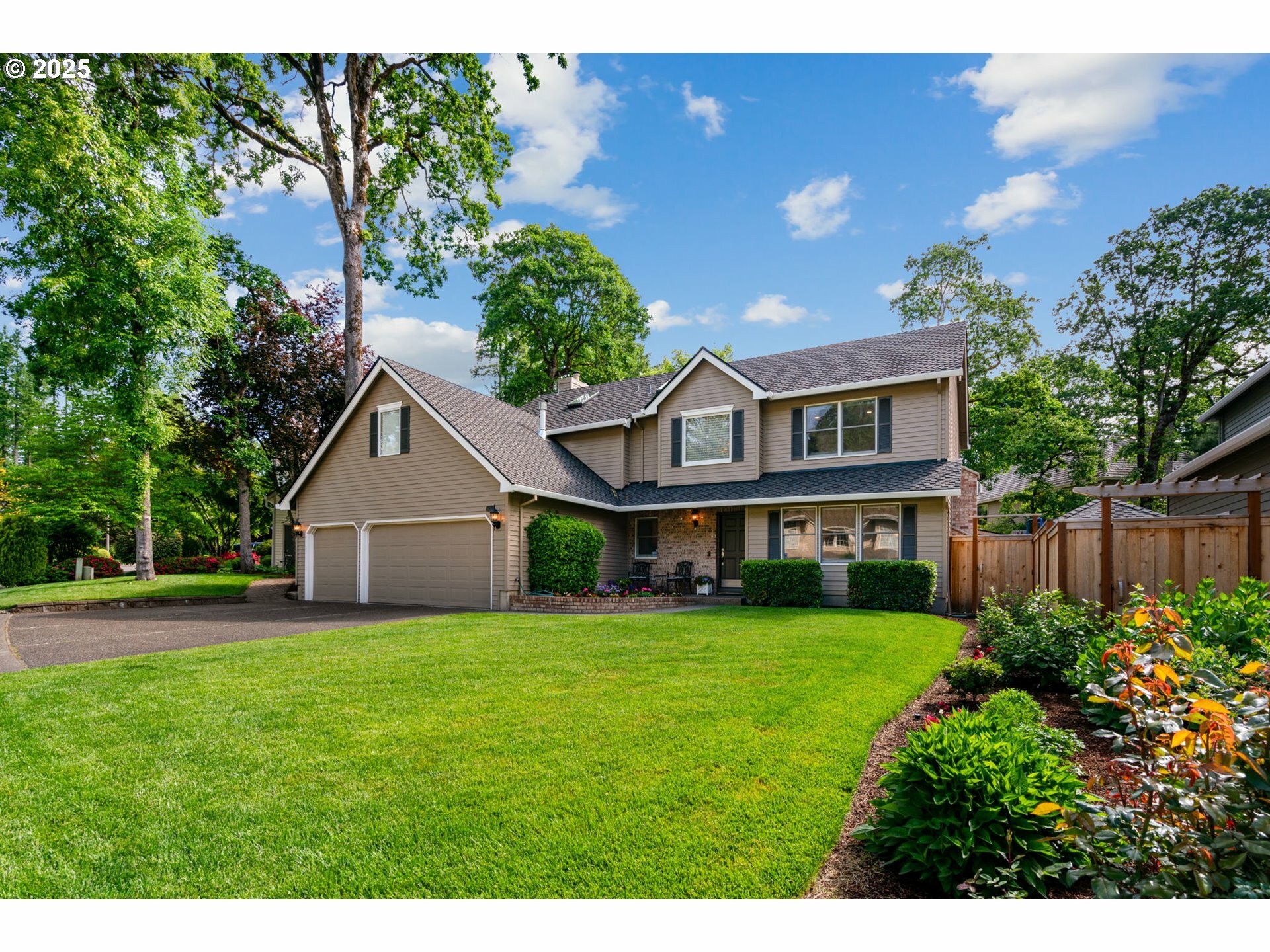Property Photo: 14230 Amberwood Cir OR 97035