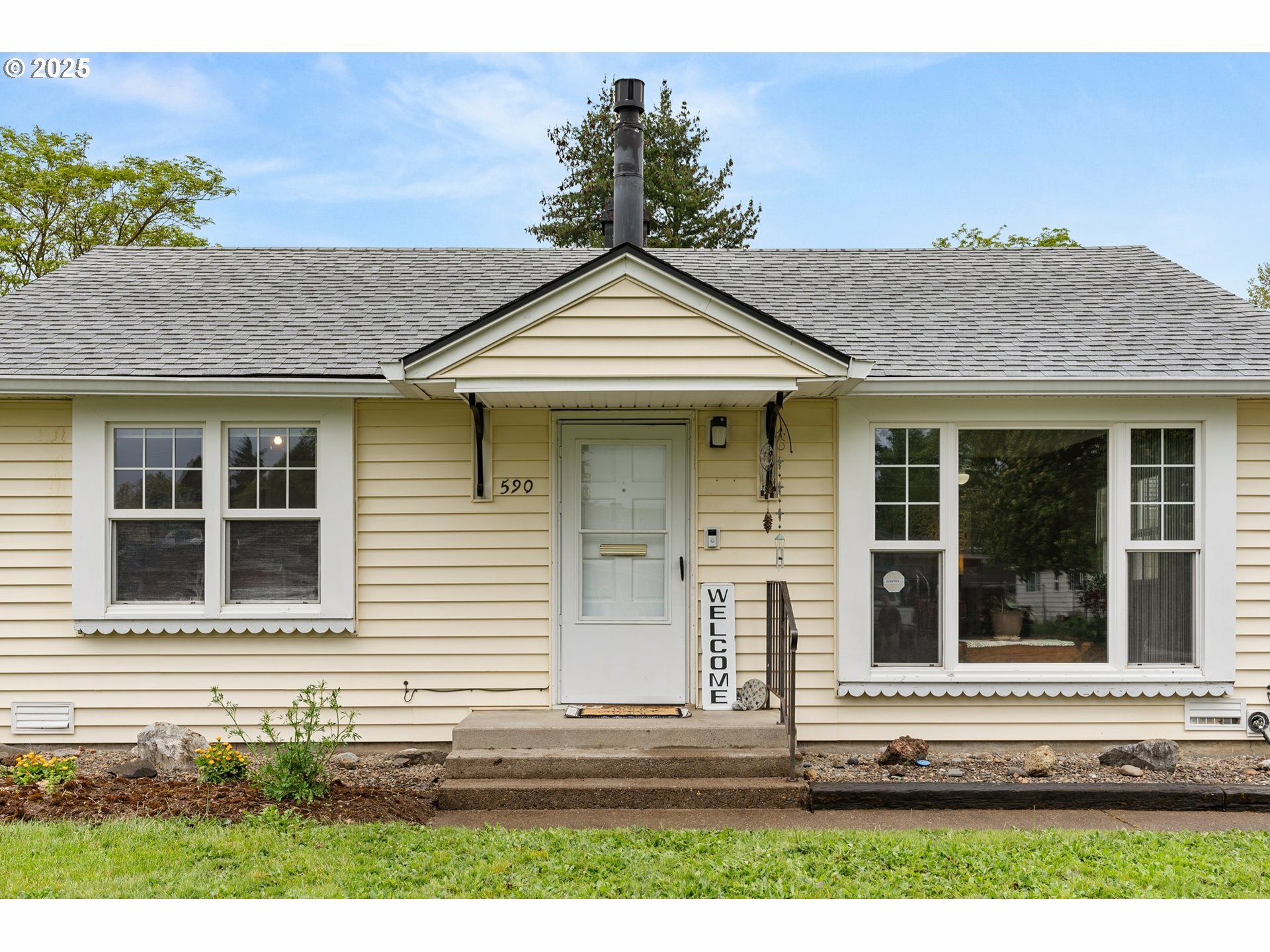 Property Photo:  590 Harold St  OR 97402 