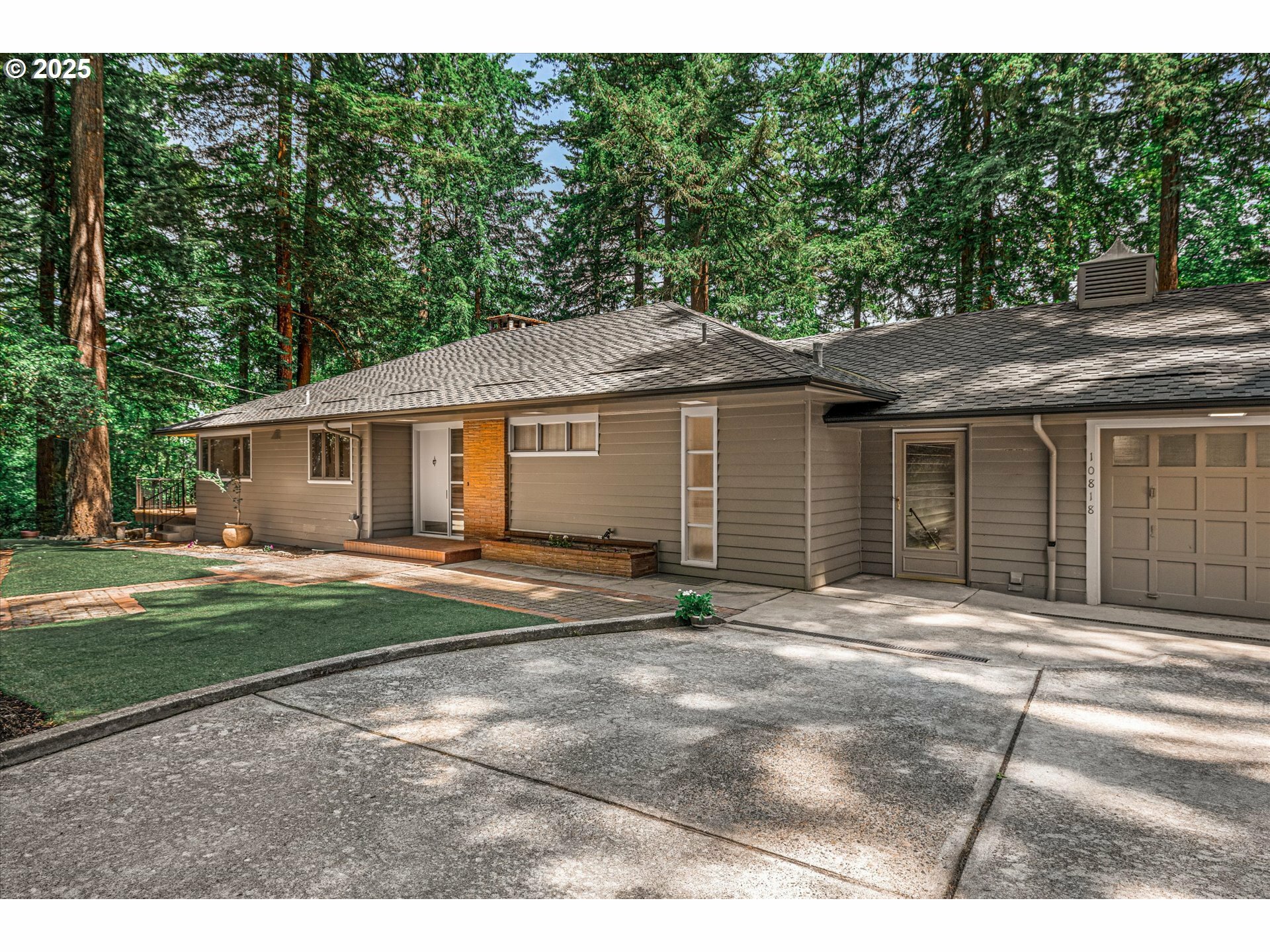 Property Photo: 10818 S Summerville Ave OR 97219