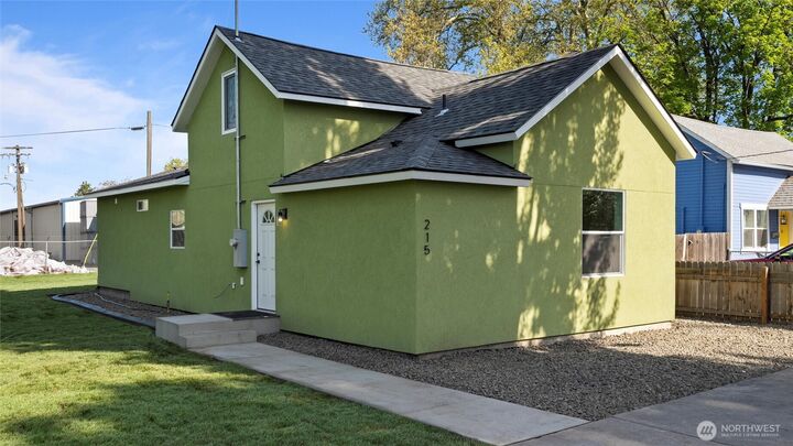 Property Photo:  215 E Oak Street  WA 99362 