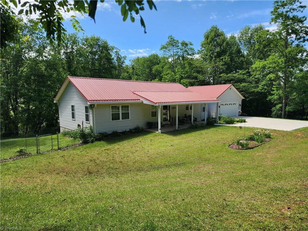 Property Photo: 2904 E Brocktown Road NC 28654