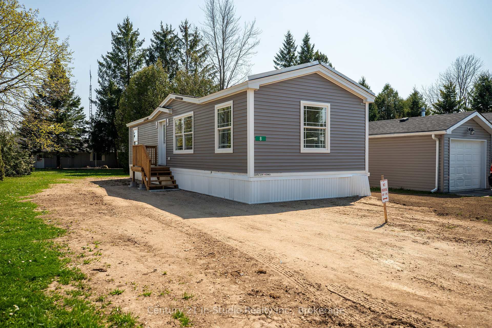 Property Photo: 8 Sussex Square ON N4K 5N5