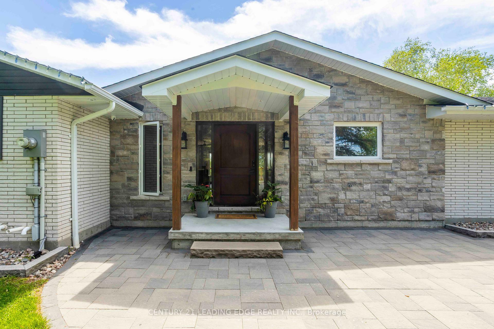 Photo de la propriété: 835 Brawley Road W ON L1M 1M5