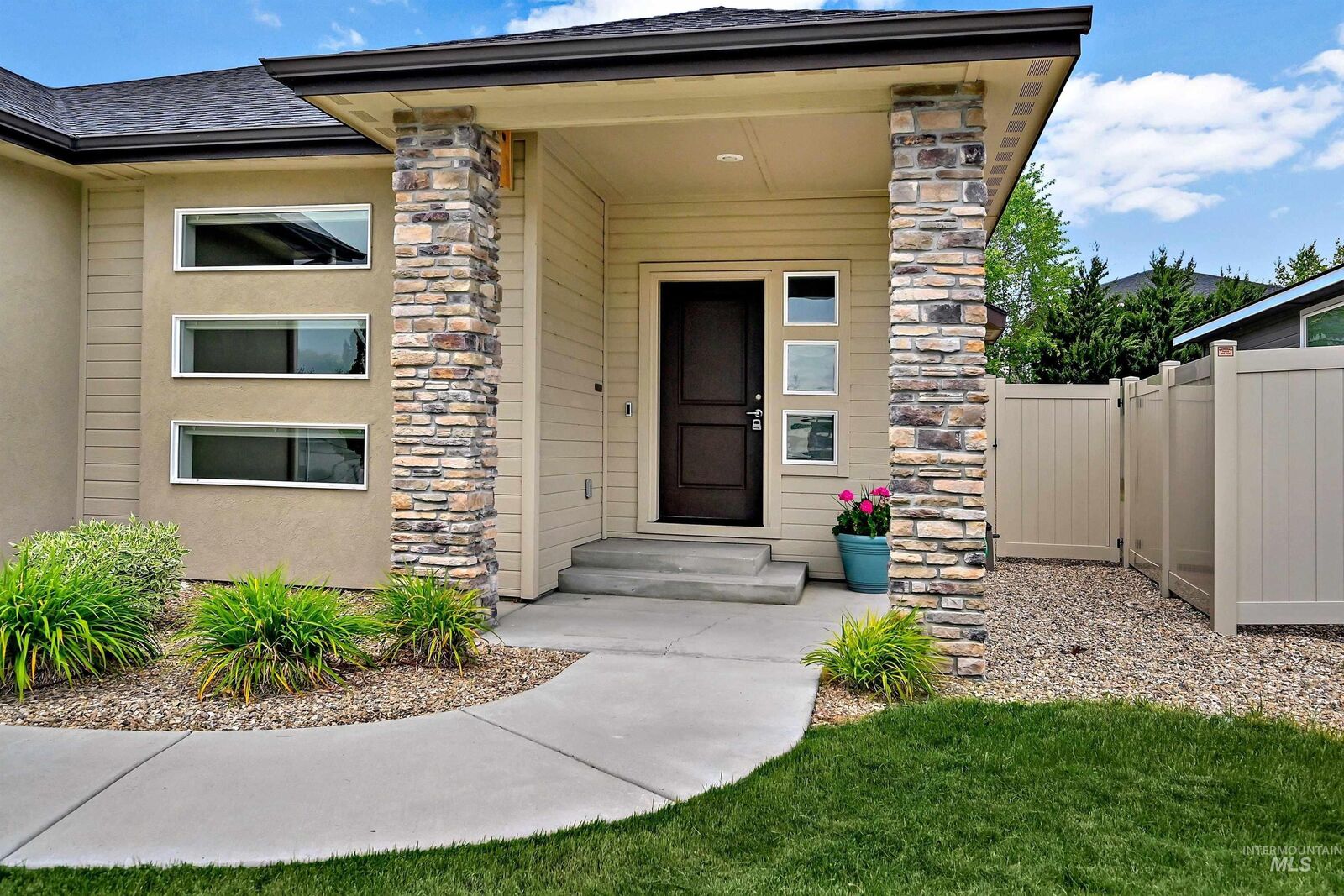 Property Photo:  9224 W Tillamook Dr  ID 83709-6153 