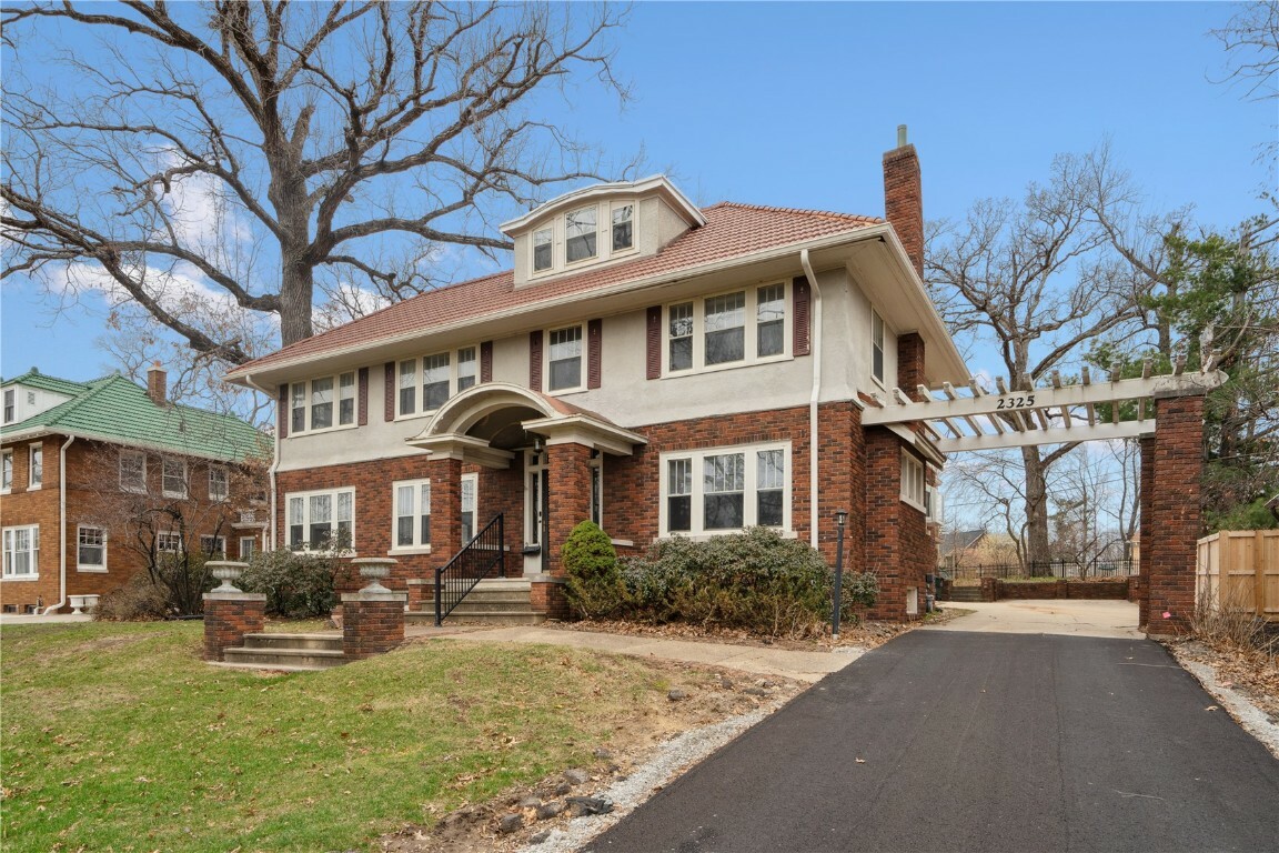 Property Photo: 2325 Grande Avenue SE IA 52403