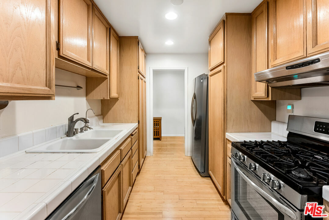 Property Photo:  1255 10th St  CA 90401 
