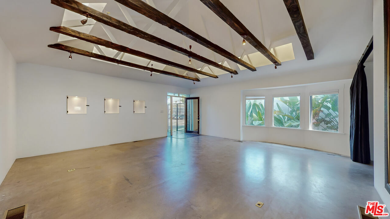 Property Photo: 2222 Main St CA 90405