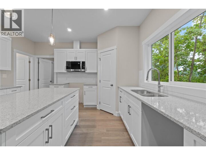 Property Photo: 806 Cliff Avenue 104 BC V0E 1V1